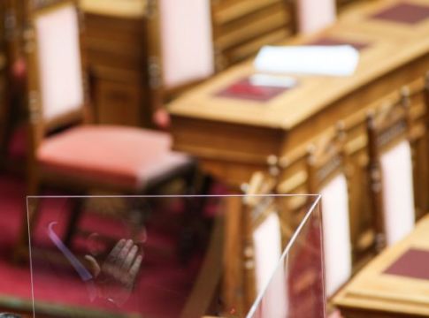 Κορωνοϊός: Ο φόβος των συνεπειών από την άρση της καραντίνας διχάζει κυβέρνηση και αντιπολίτευση