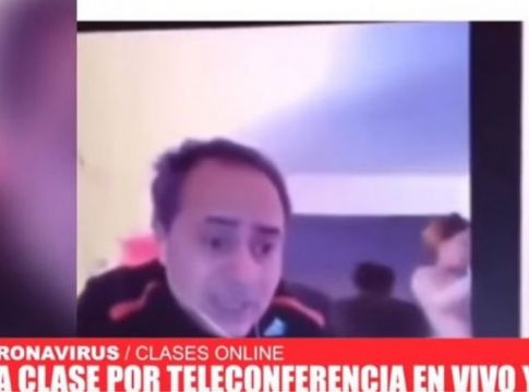 Viral βίντεο: Αργεντίνος έκανε μάθημα online όταν εμφανίστηκε η γυναίκα του… γυμνή