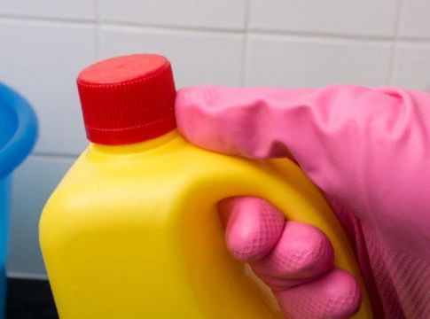 Κορωνοϊός και απολύμανση: Τι δεν πρέπει να κάνετε ποτέ με τη χλωρίνη