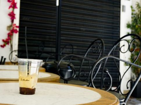 Πώς θα ανοίξουν εστιατόρια, καφέ και μπαρ – Χωρίσματα, αντισηπτικά και μάσκες
