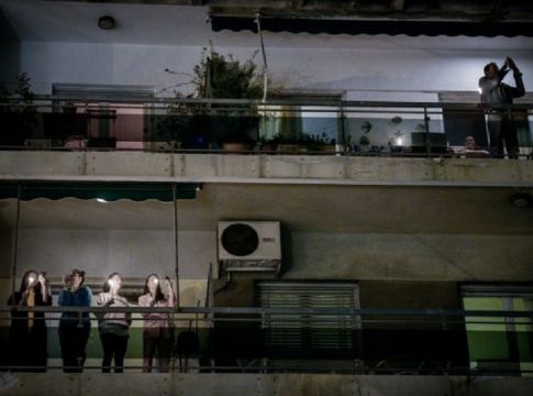 Κοροναϊός: Το 29% των Ελλήνων δεν μπορεί να αποφύγει τον συνωστισμό στο… σπίτι του