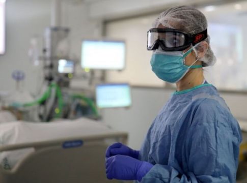 Έρευνα: Πώς ο κορωνοϊός μολύνει μερικούς αλλά όχι όλους τους ανθρώπους μέσα σε κλειστούς χώρους