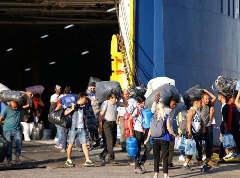 Εντός Απριλίου μεταφέρονται 2.000 πρόσφυγες στην ενδοχώρα