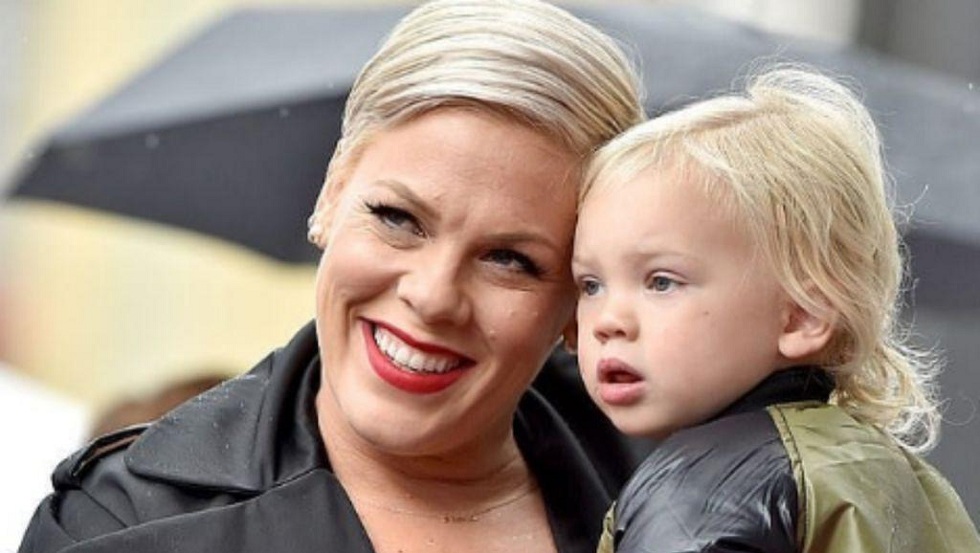 Η τραγουδίστρια Pink και ο γιος της βρέθηκαν θετικοί στον κορωνοϊό