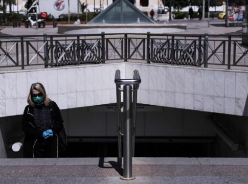 Υποχρεωτική χρήση μάσκας σε πλατείες στην Αττική έως 30 Σεπτεμβρίου