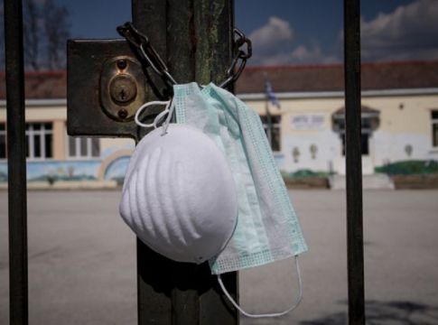 Γρίφος το άνοιγμα των σχολείων: Πού προσανατολίζεται η κυβέρνηση – Τι κάνουν άλλες χώρες