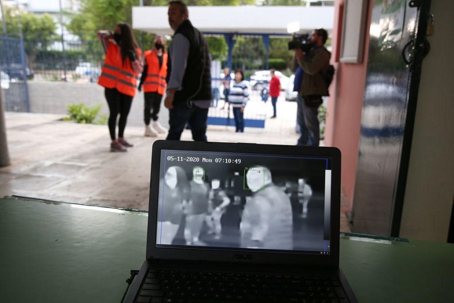 Νέα πραγματικότητα στα σχολεία: Θερμομετρήσεις, αποστάσεις και αντιδράσεις για την αναμετάδοση των μαθημάτων