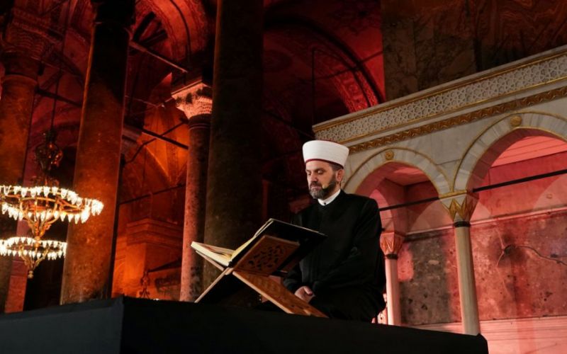 Άμεση απάντηση ΥΠΕΞ στη φιέστα Ερντογάν: Προσβολή η ανάγνωση του Κορανίου στην Αγία Σοφία