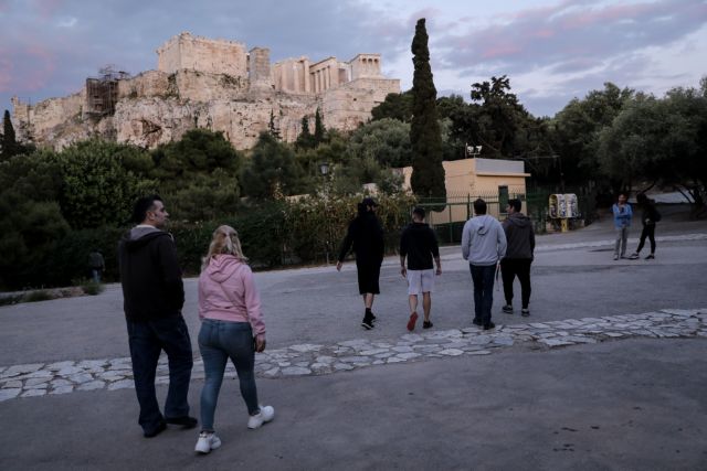 Άρση μέτρων: Πώς επηρέασε την πορεία του κορωνοϊού, οικονομία και σχολεία