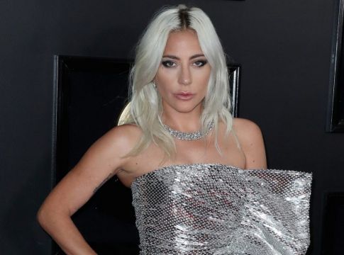 Η Lady Gaga σε ρόλο φορτηγατζή – Παραδίδει η ίδια τα αντίτυπα του νέου της άλμπουμ στα καταστήματα