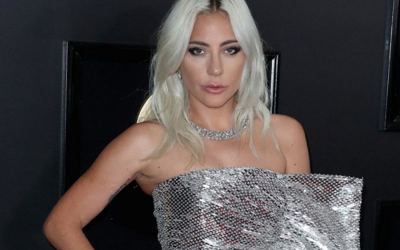 Η Lady Gaga σε ρόλο φορτηγατζή – Παραδίδει η ίδια τα αντίτυπα του νέου της άλμπουμ στα καταστήματα