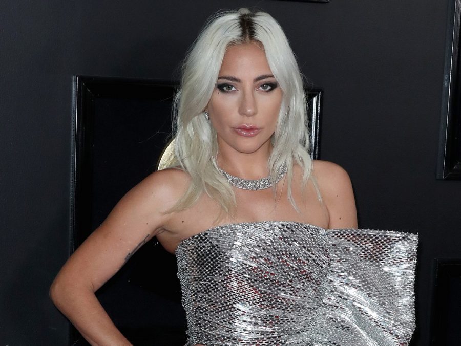 Η Lady Gaga σε ρόλο φορτηγατζή – Παραδίδει η ίδια τα αντίτυπα του νέου της άλμπουμ στα καταστήματα