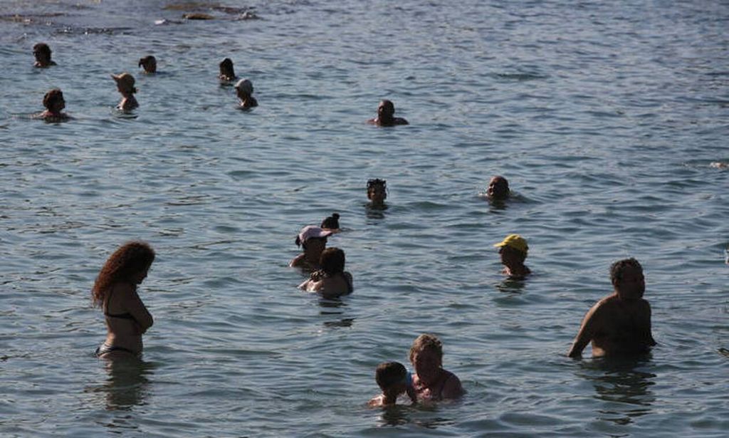 Κορωνοϊός – Δημόπουλος: Πόσο ασφαλείς είναι τελικά θάλασσες και πισίνες;