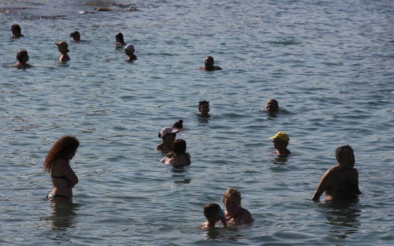 Κορωνοϊός – Δημόπουλος: Πόσο ασφαλείς είναι τελικά θάλασσες και πισίνες;