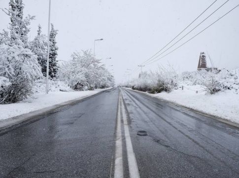 Φονική κακοκαιρία: Μία νεκρή από κεραυνό – Καταστροφές σε όλη τη χώρα – Δείτε πού χιόνισε