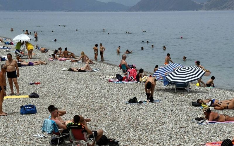 Ξαπλώστρες με θήκη για… αντισηπτικό και άλλες πατέντες ζητούν οι λουόμενοι