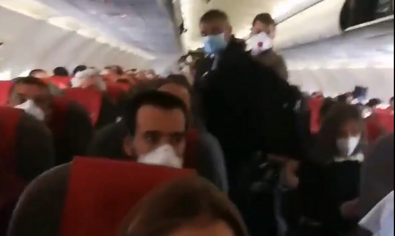 Χαμός σε αεροπλάνο: Επιβάτες καυγάδισαν για τις αποστάσεις στην πτήση