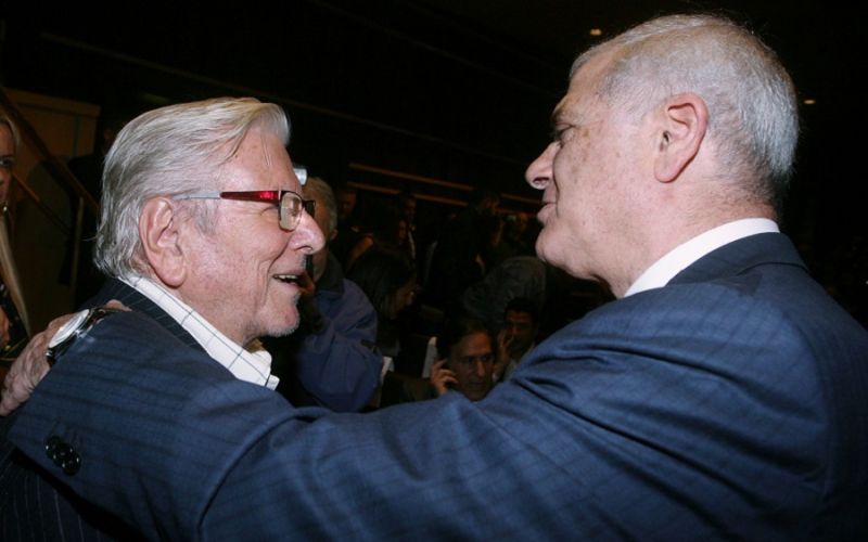Συγκινητικό: Η χαρά του Κώστα Βουτσά όταν άνοιγε τα «κιτρινόμαυρα» δώρα του Μελισσανίδη για τα γενέθλια του γιου του (vid)