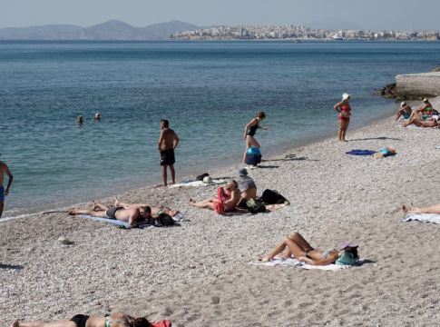 Κορωνοϊός και θάλασσα: Επιβιώνει ο ιός στην άμμο; – Τι πρέπει να προσέχουμε στην ηλιοθεραπεία