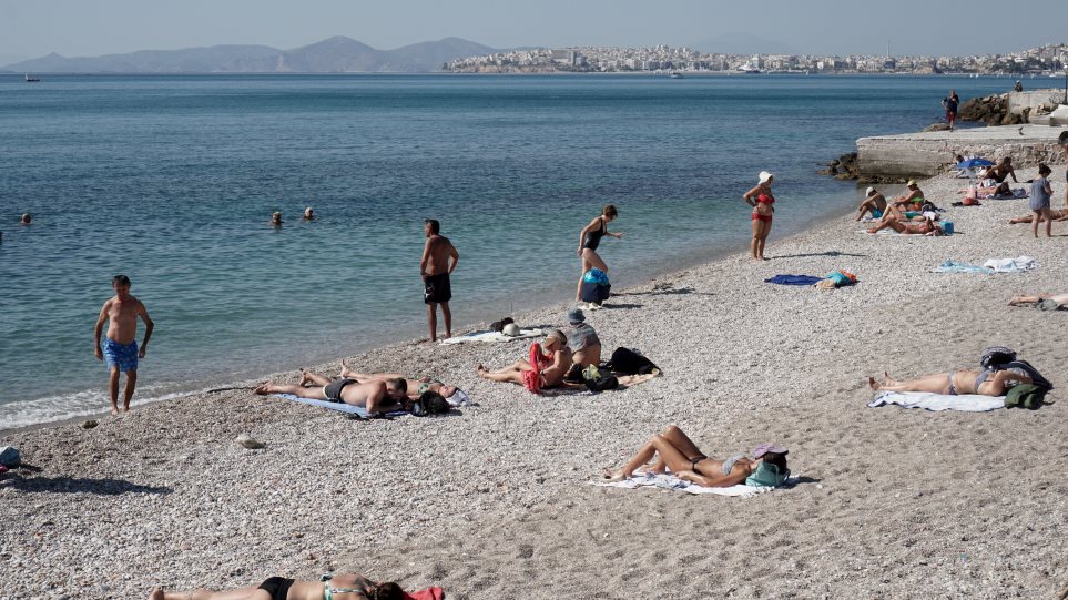 Κορωνοϊός και θάλασσα: Επιβιώνει ο ιός στην άμμο; – Τι πρέπει να προσέχουμε στην ηλιοθεραπεία