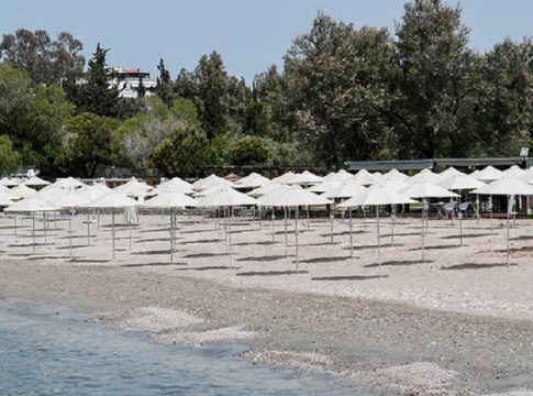 Μπήκαν αυθαίρετα ομπρέλες στην παραλία Πεύκο στο Λαγονήσι