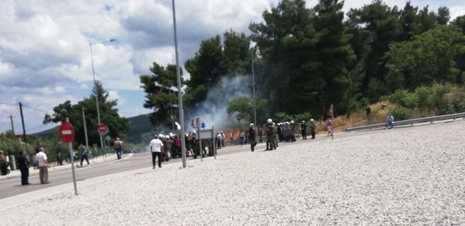 Επεισόδια στη Μαλακάσα: Χημικά σε κατοίκους που διαμαρτύρονταν για τις δομές προσφύγων