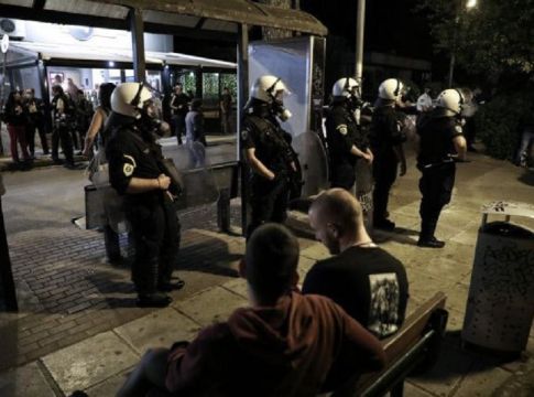 Μην τα βάζετε με τους πιτσιρικάδες στις πλατείες