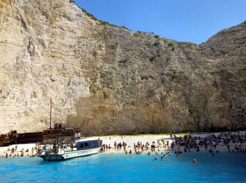 Daily Mail: «Μπλόκο» στους Βρετανούς – Απαγορεύεται να πάνε στην Ελλάδα όταν ανοίξει τα σύνορά της