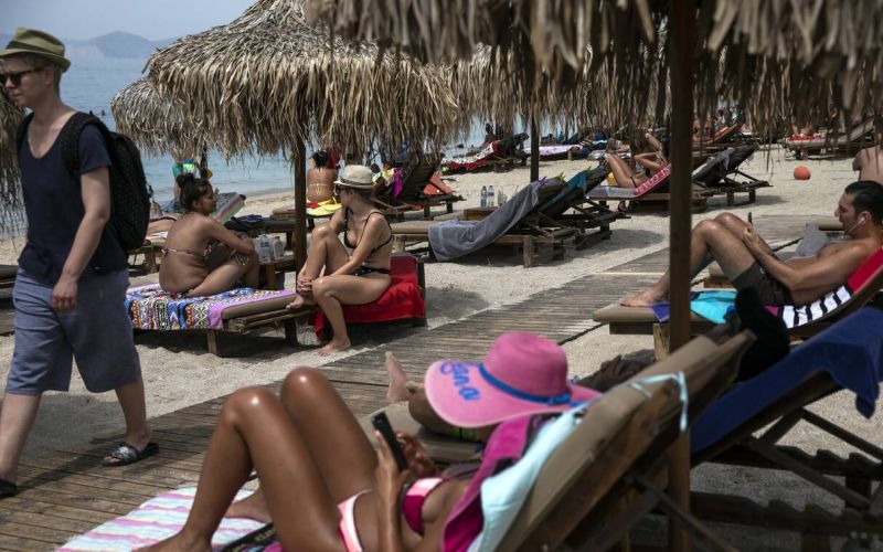 Διεθνή ΜΜΕ: Η Ελλάδα επιστρέφει στις παραλίες κρατώντας τις αποστάσεις ασφαλείας