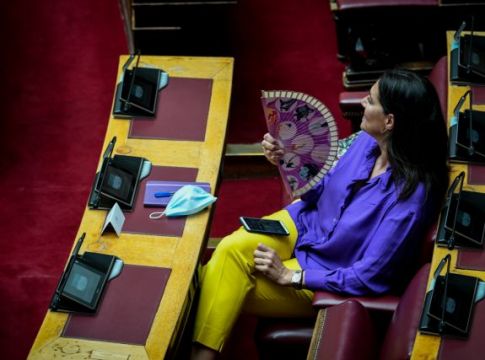 Βουλή: Αποστάσεις, μάσκες, πλέξιγκλας και… βεντάλιες