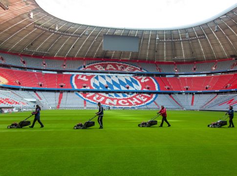 Το Allianz Arena βάζει τα καλά του (pics)