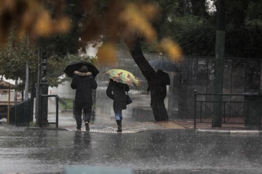 Αγρίεψε ο καιρός: Ισχυρή νεροποντή στην Αττική – Σφυροκόπησε το χαλάζι τη Χαλκιδική