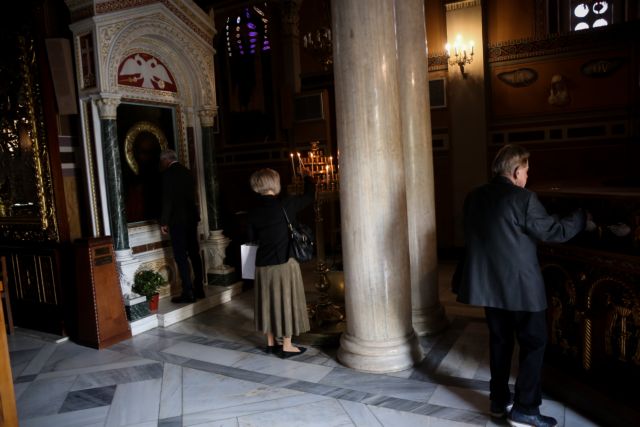 Με αποστάσεις, αντισηπτικά και πιστούς άνοιξαν οι Εκκλησίες