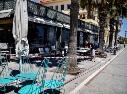 Οδικός χάρτης για την εστίαση: Μενού στα κινητά, μάσκες, τραπεζομάντηλα μιας χρήσης – Τι αλλάζει από Δευτέρα