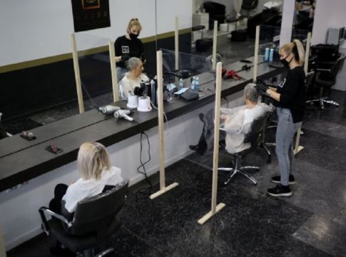 Άρση μέτρων: Πήραν φωτιά τα ψαλίδια – Χαμός σε κομμωτήρια και κουρεία από την πρώτη μέρα
