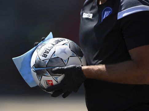 Οι διαιτητές στο Καρλσρούη-Ντάρμσταντ χαιρετήθηκαν με τα πόδια (pic)