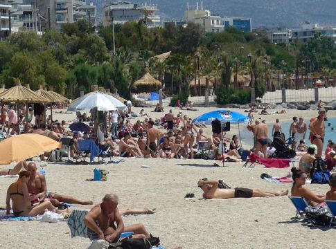 Μπάνιο στη θάλασσα: Το επόμενο «στοίχημα» εν μέσω καύσωνα