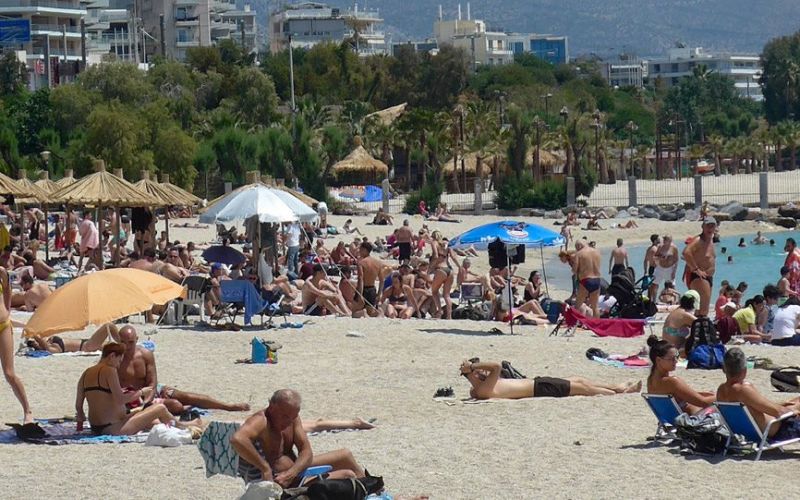 Γερμανικά ΜΜΕ: Χωρίς ούζο η ζωή στις ελληνικές παραλίες, με κανόνες όμως για τον κορωνοϊό