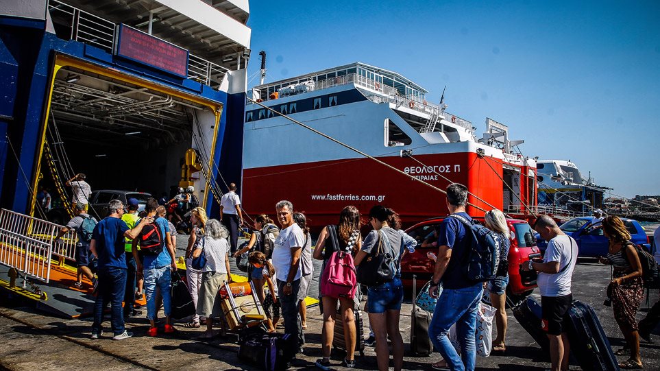 Σήκωσαν άγκυρα τα πλοία – Ουρές, θερμομετρήσεις και ερωτηματολόγια