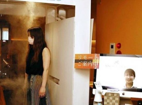 Παμπ ψεκάζει τους πελάτες πριν μπουν (pics+vid)