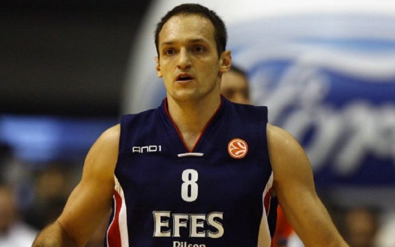 Το καψόνι στον Ρακόσεβιτς, ο Αταμάν και τα 12 σκυλιά