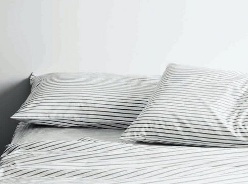 Κορωνοϊός: Κάθε πότε πρέπει να αλλάζουμε τα σεντόνια – Τι συστήνουν οι δερματολόγοι