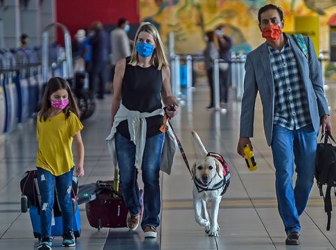 Χωρίς κενές θέσεις, αλλά με μάσκα στα αεροπλάνα – Δείτε όλο το σχέδιο της ΕΕ για τον τουρισμό