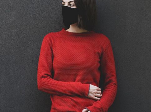 Πώς θα διαχωρίσεις τα συμπτώματα του κορωνοϊού από τις αλλεργίες της εποχής