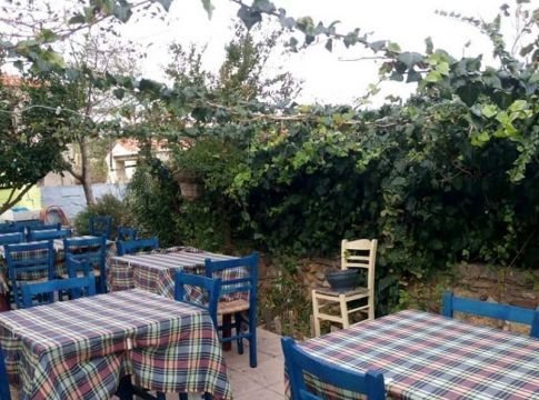 Άρση μέτρων: Τραπέζια και στο… πεζοδρόμιο για την εστίαση