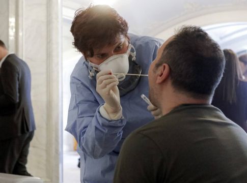 Κορονοϊός: Πότε παύουν να είναι μολυσματικοί οι ασθενείς με Covid-19; Τι δείχνει νέα μελέτη