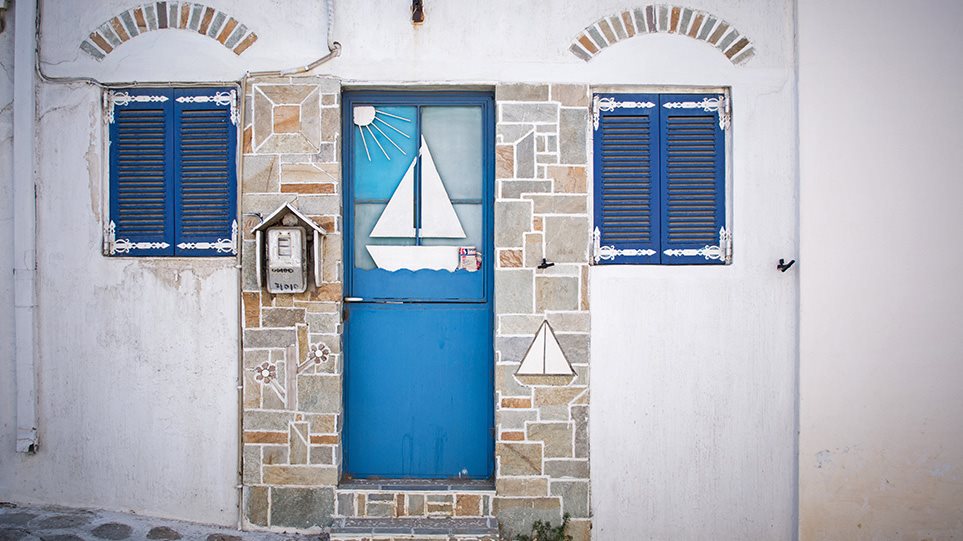 Daily Mail: «Φρένο» από την Ντάουνινγκ Στριτ στα όνειρα των Βρετανών για διακοπές στην Ελλάδα