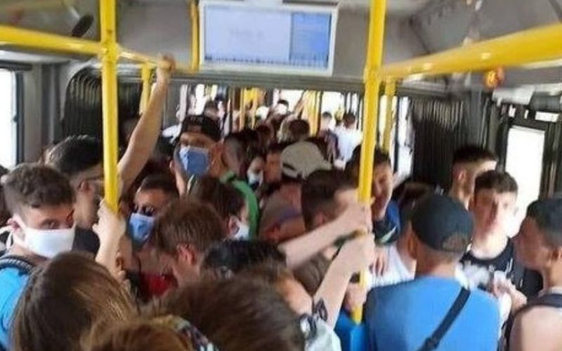Απίθανη φωτογραφία: Του… συνωστισμού το κάγκελο στο λεωφορείο Ελληνικό-Σαρωνίδα!