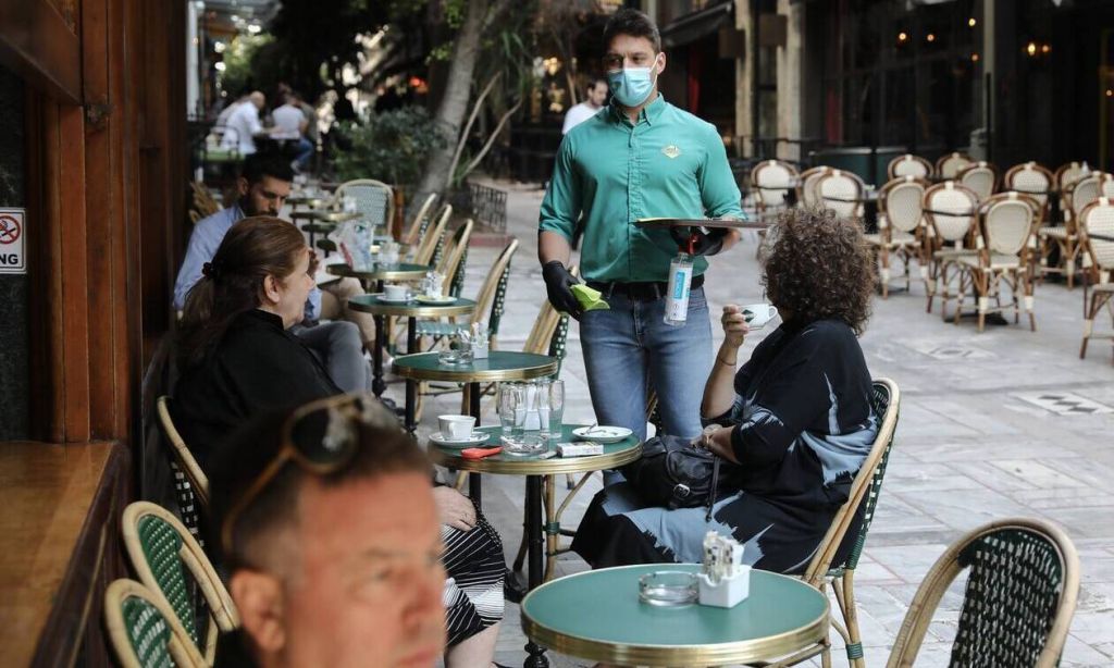 Άρση μέτρων: Έτσι κύλησε η πρώτη ημέρα στην εστίαση-Μάσκα, απόσταση, αντισηπτικό κι επιφυλακτικότητα