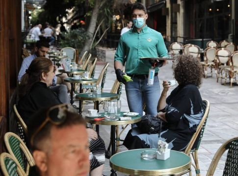 Άρση μέτρων: Έτσι κύλησε η πρώτη ημέρα στην εστίαση-Μάσκα, απόσταση, αντισηπτικό κι επιφυλακτικότητα